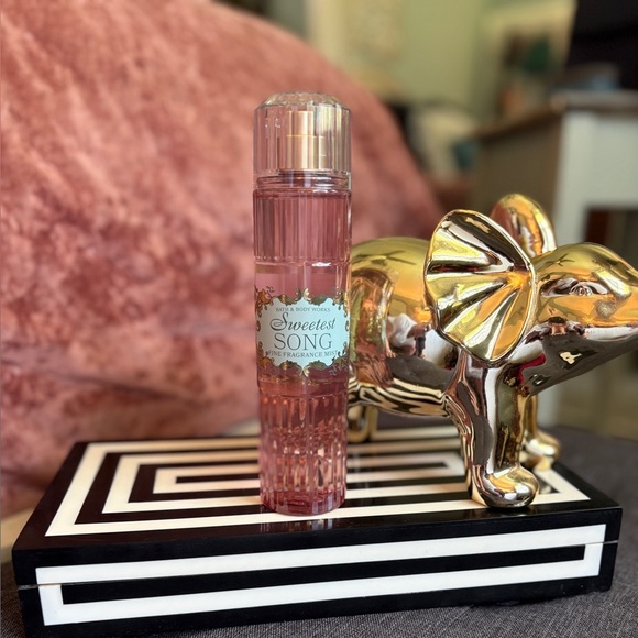Bath & Body Works SWEETEST SONG 8OZ Fine Fragrance Mist NWT - Picture 1 of 3